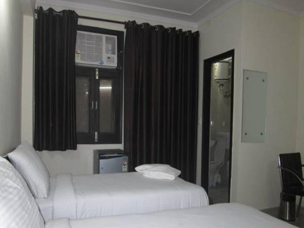 Charanpahari Hotel Нью-Дели Экстерьер фото