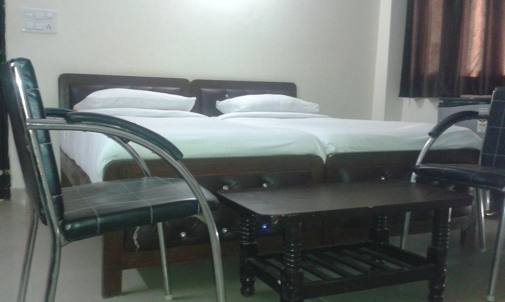 Charanpahari Hotel Нью-Дели Номер фото