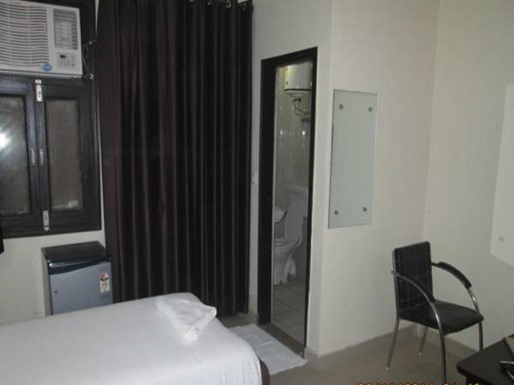 Charanpahari Hotel Нью-Дели Экстерьер фото