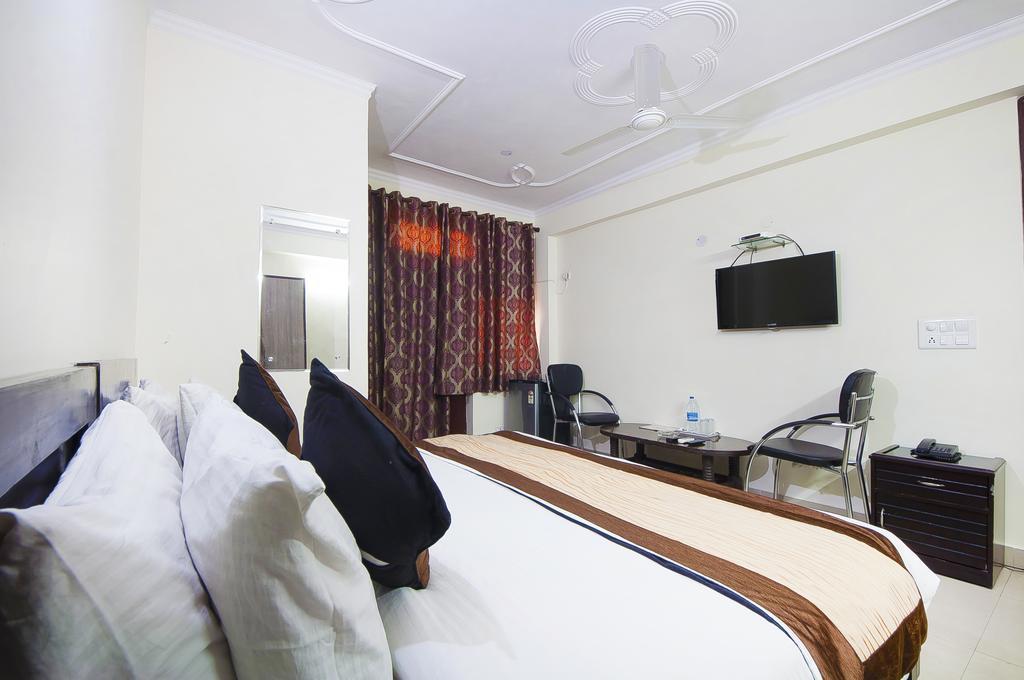 Charanpahari Hotel Нью-Дели Экстерьер фото
