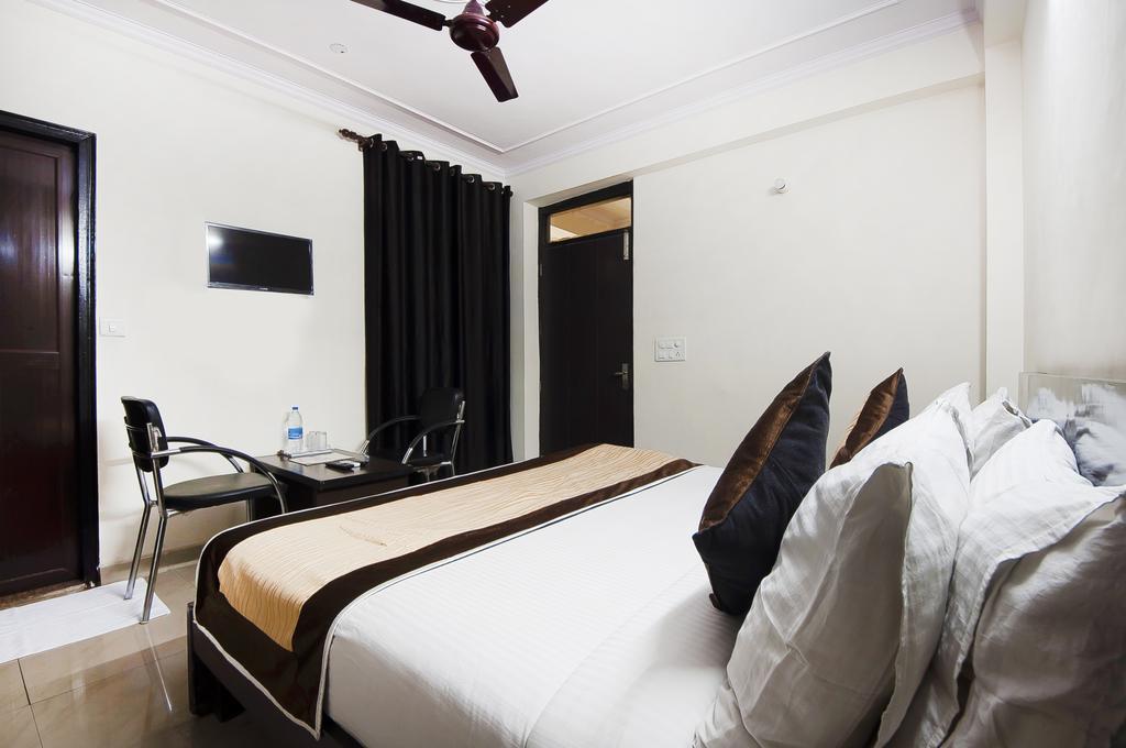 Charanpahari Hotel Нью-Дели Экстерьер фото