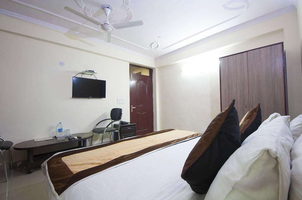 Charanpahari Hotel Нью-Дели Экстерьер фото