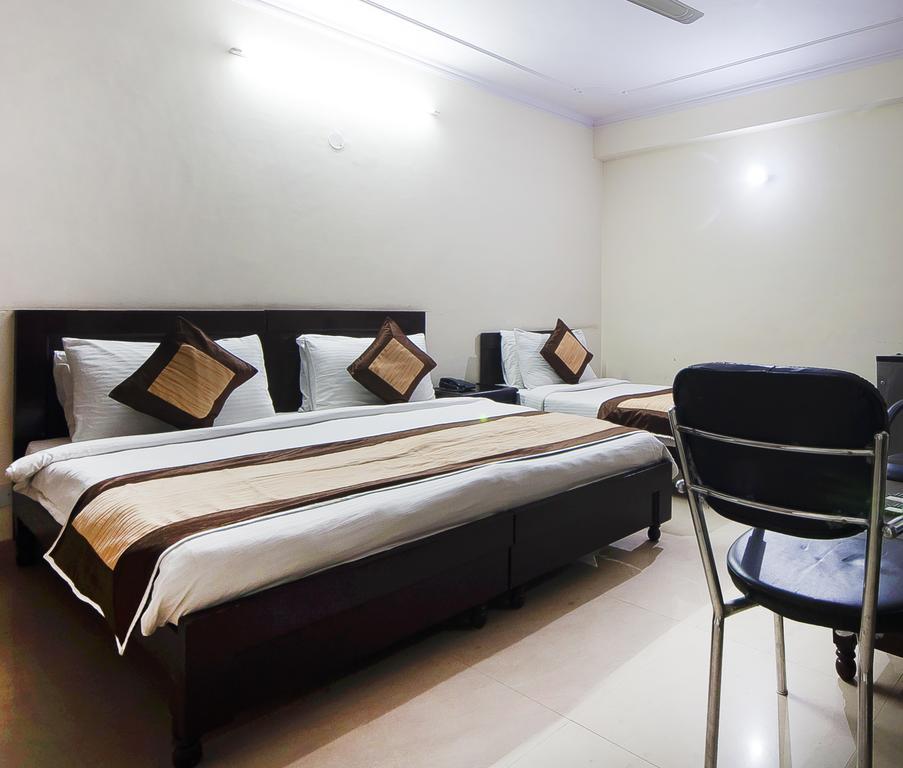 Charanpahari Hotel Нью-Дели Экстерьер фото