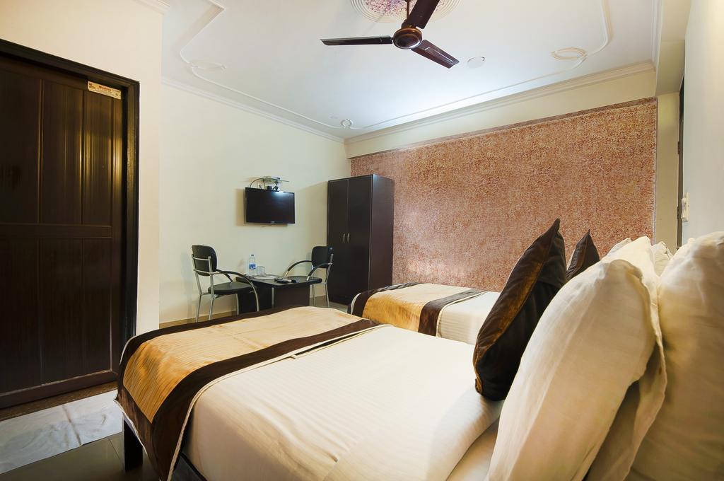 Charanpahari Hotel Нью-Дели Экстерьер фото