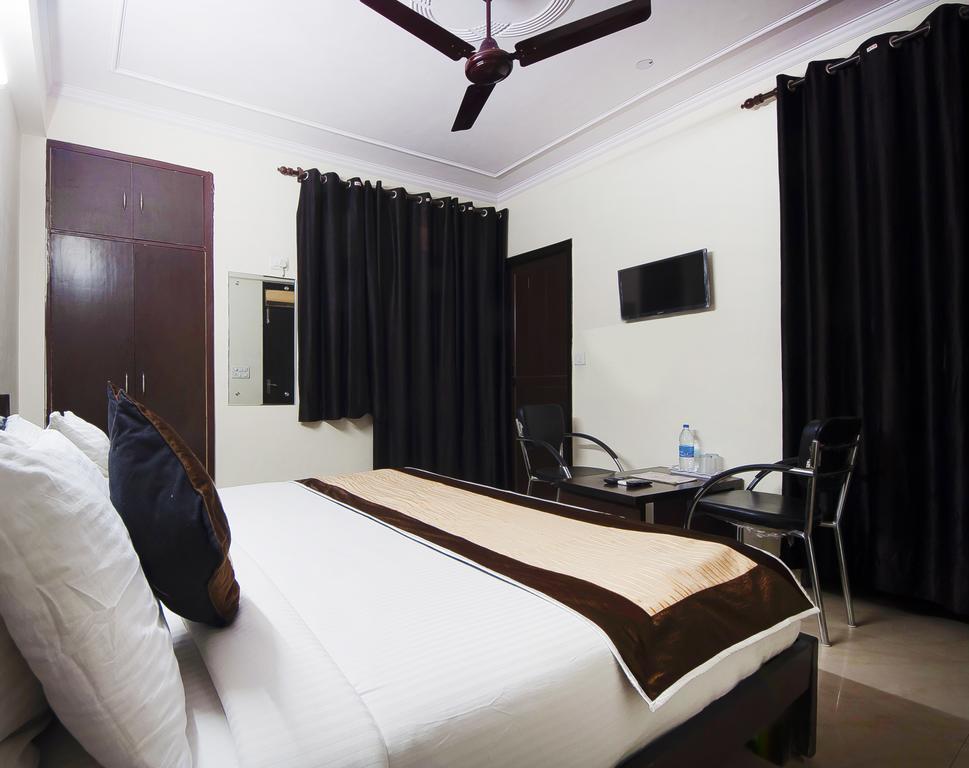 Charanpahari Hotel Нью-Дели Экстерьер фото