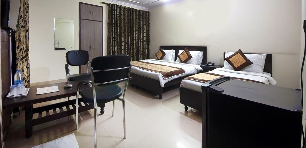 Charanpahari Hotel Нью-Дели Экстерьер фото