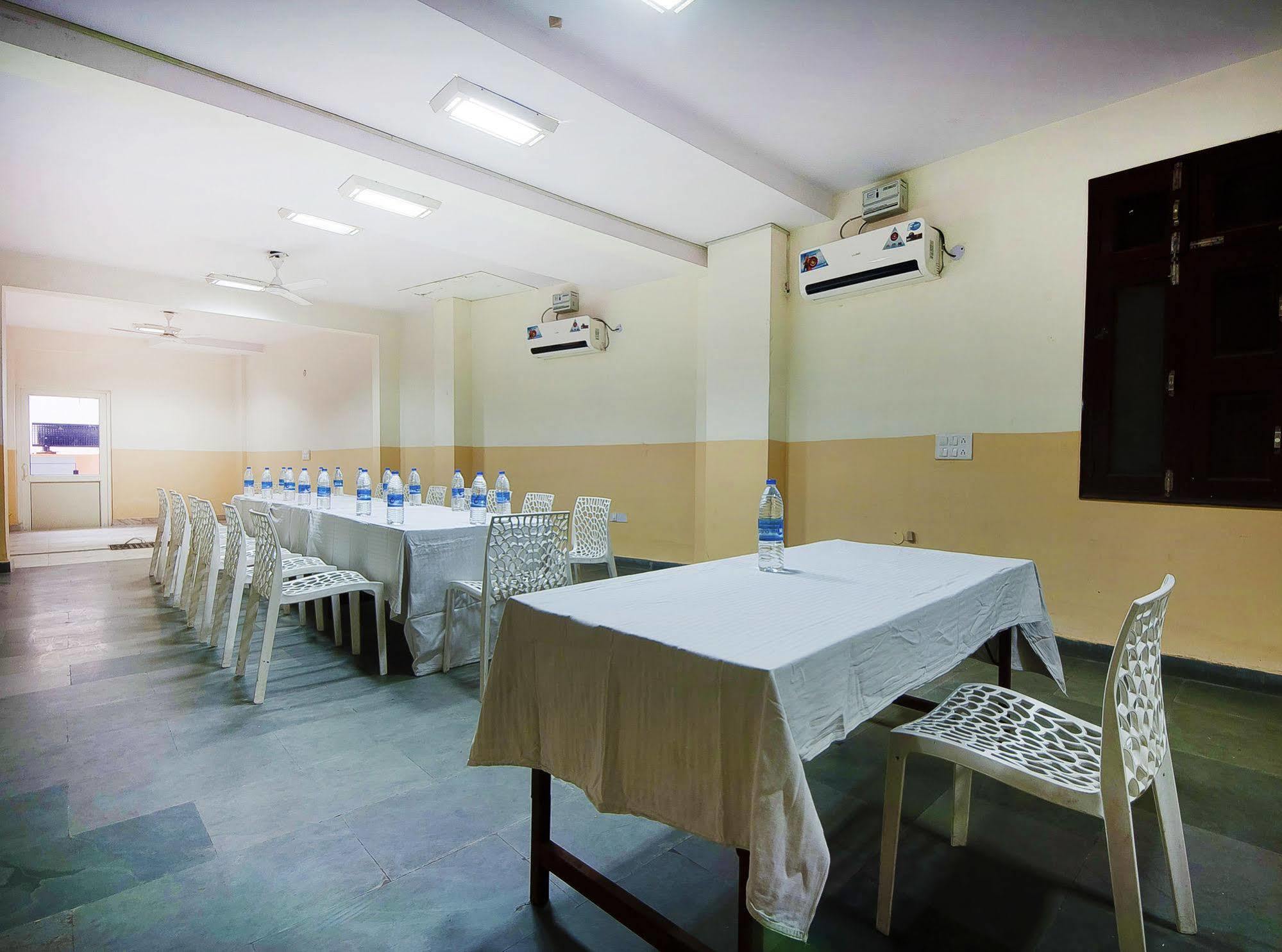 Charanpahari Hotel Нью-Дели Экстерьер фото
