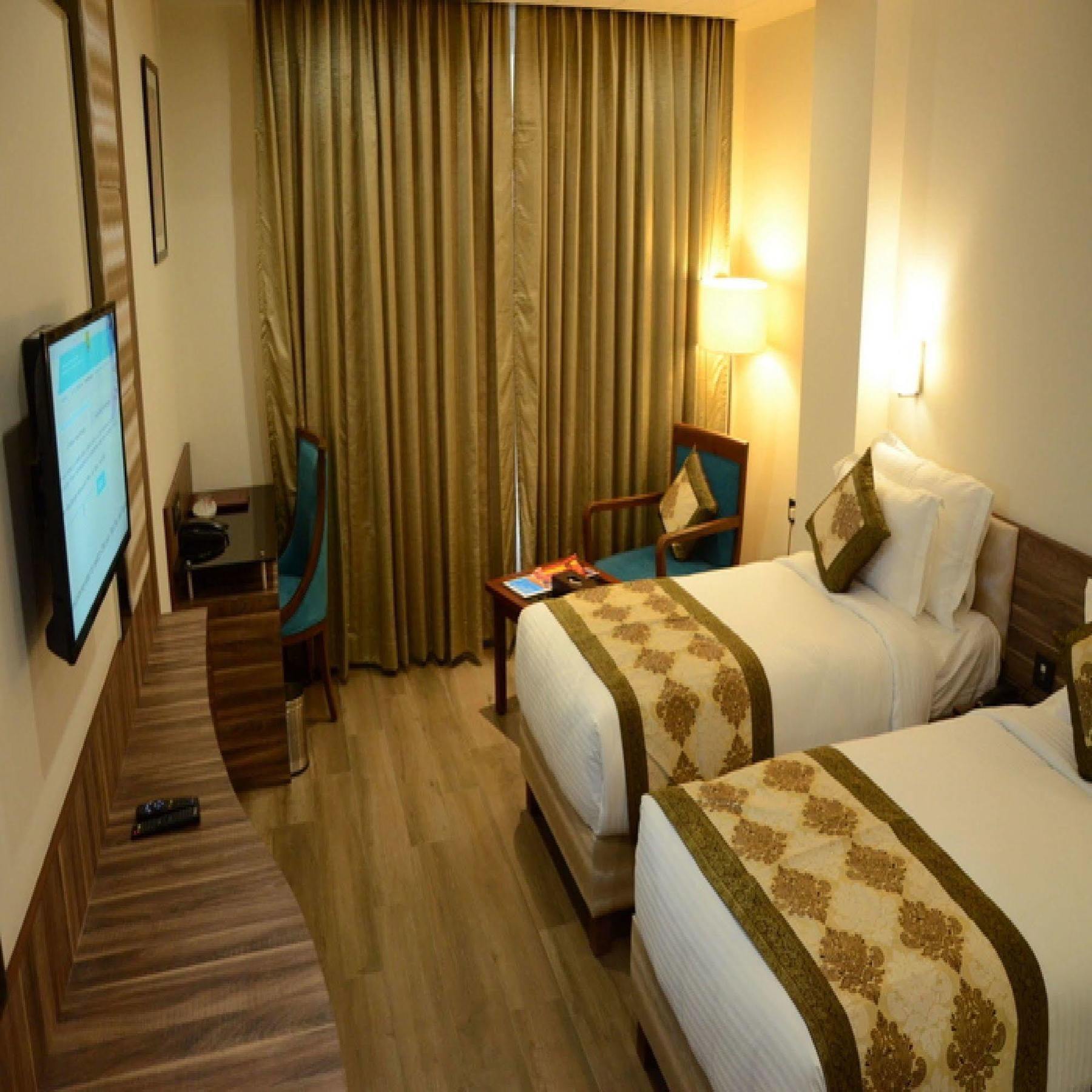 Charanpahari Hotel Нью-Дели Экстерьер фото