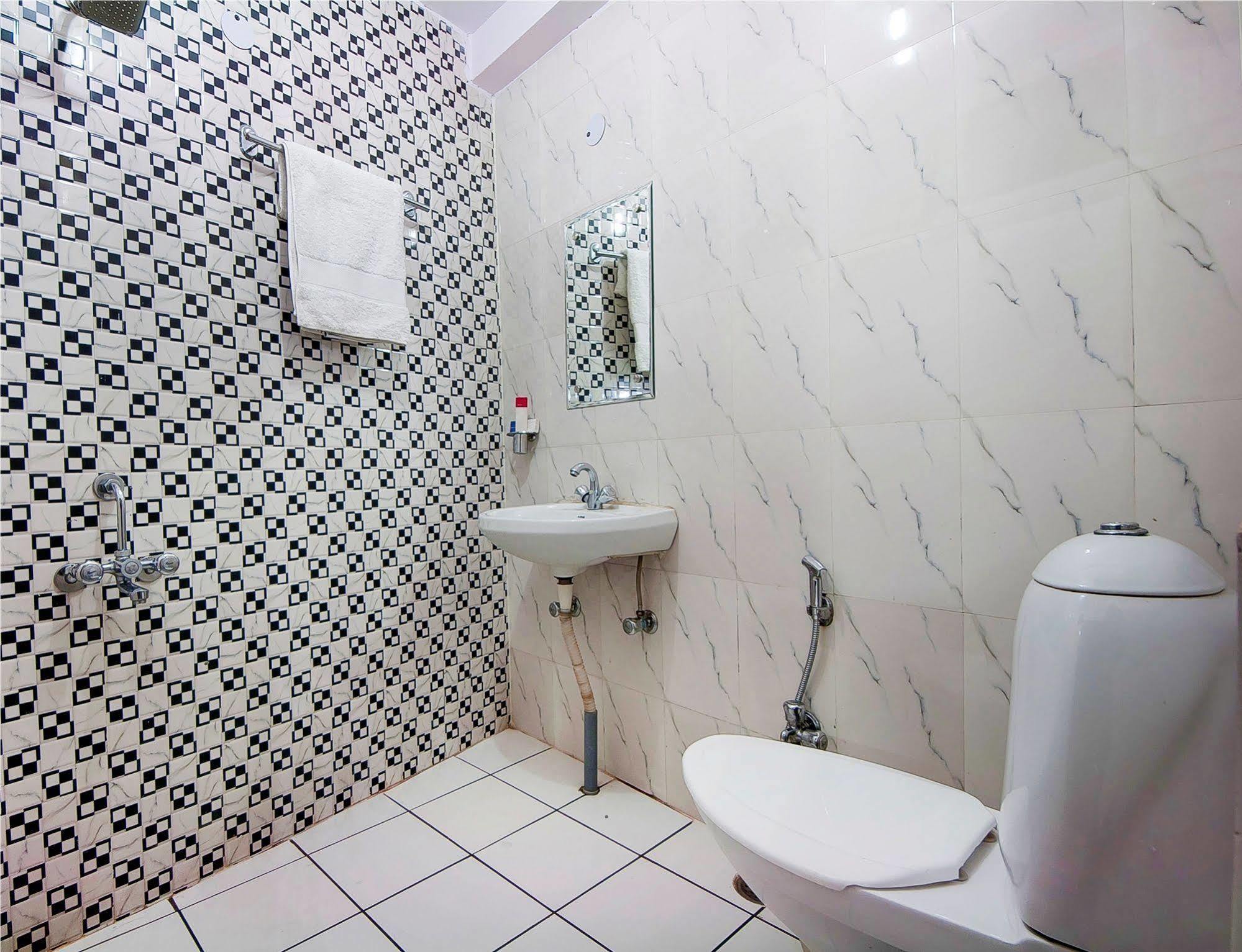 Charanpahari Hotel Нью-Дели Экстерьер фото