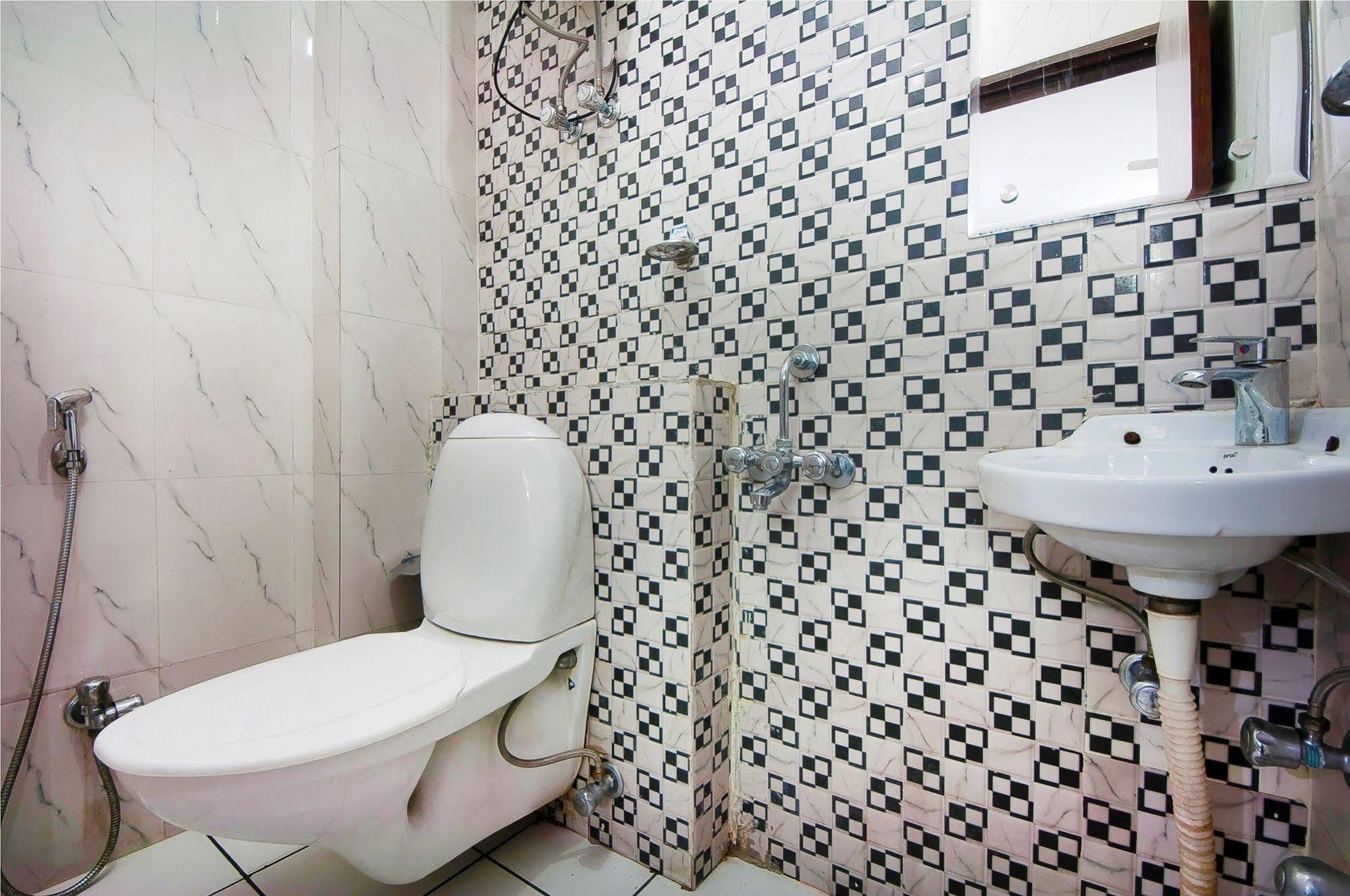 Charanpahari Hotel Нью-Дели Экстерьер фото