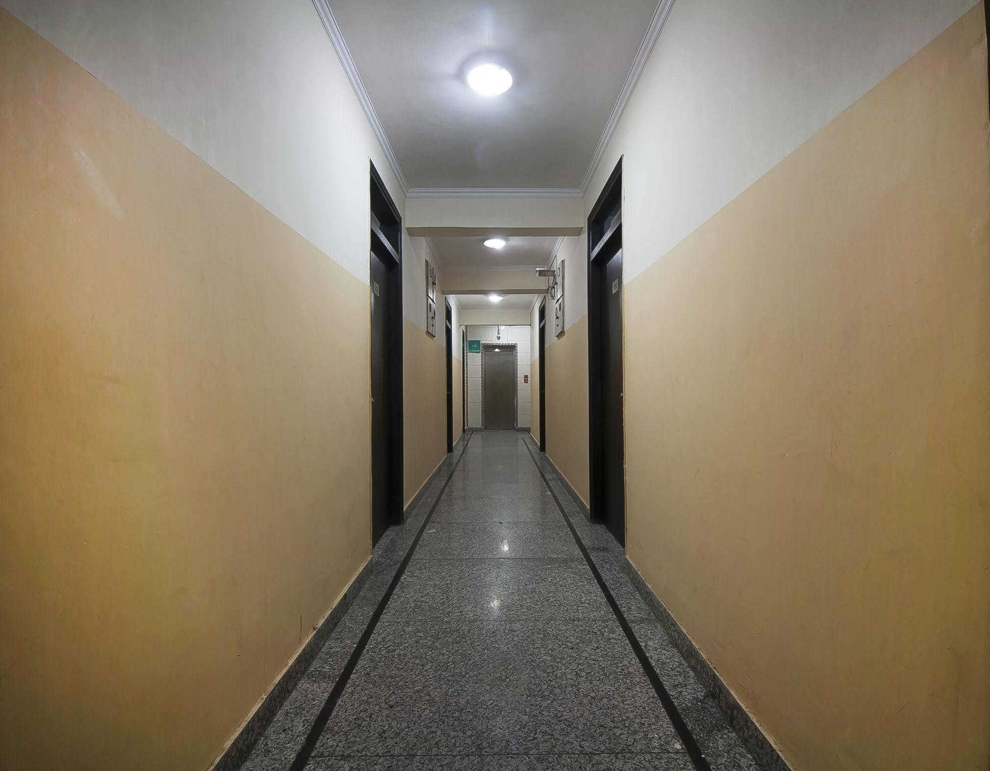 Charanpahari Hotel Нью-Дели Экстерьер фото