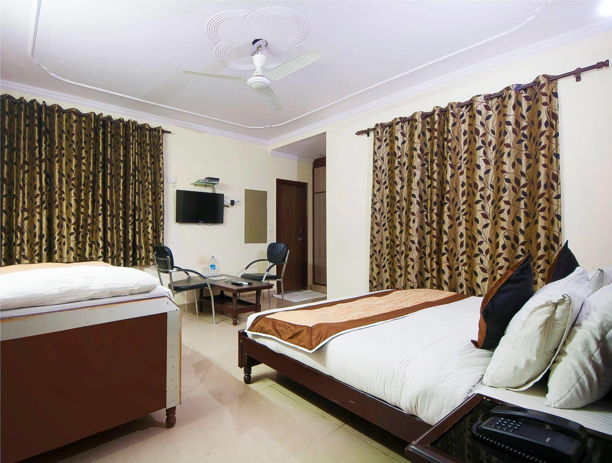 Charanpahari Hotel Нью-Дели Экстерьер фото