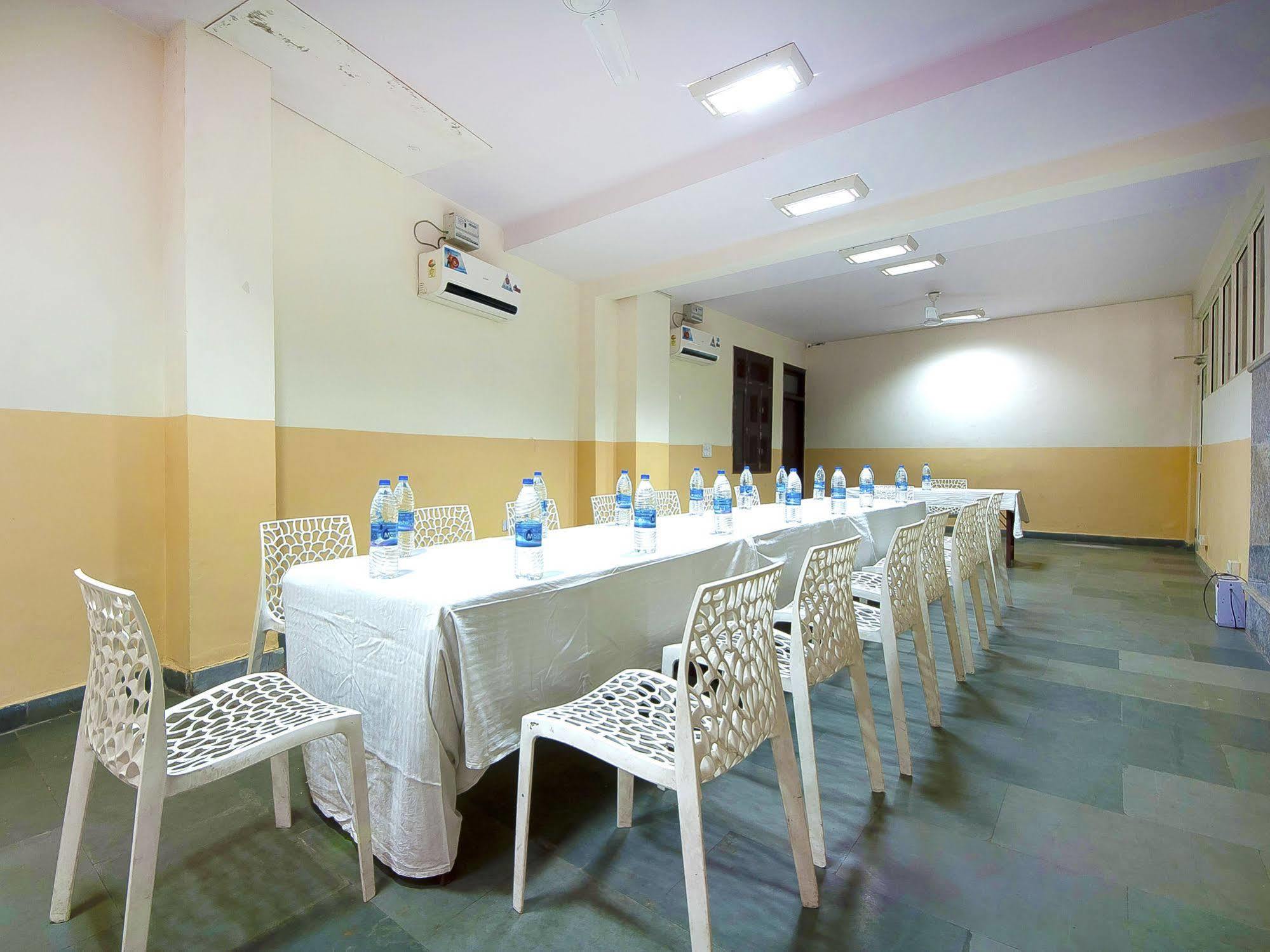 Charanpahari Hotel Нью-Дели Экстерьер фото