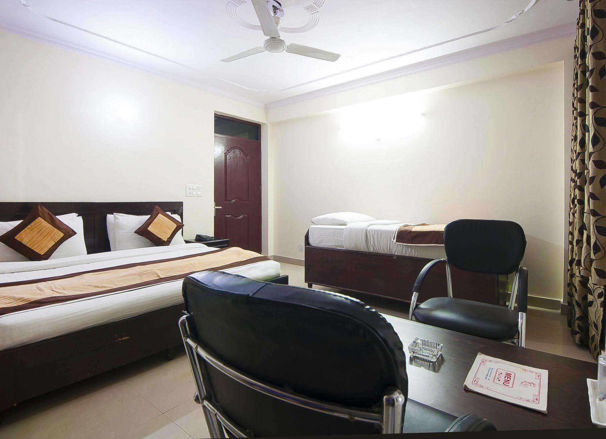 Charanpahari Hotel Нью-Дели Экстерьер фото