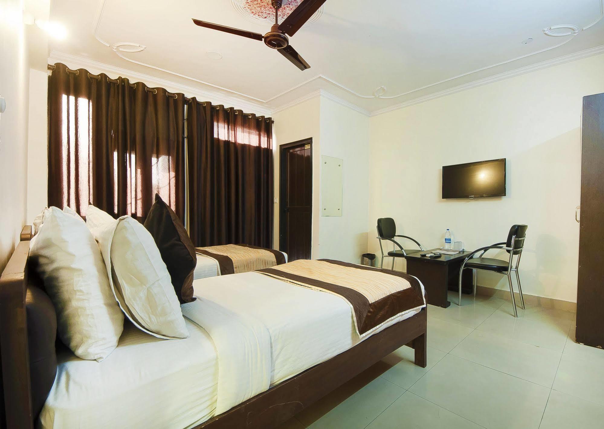 Charanpahari Hotel Нью-Дели Экстерьер фото