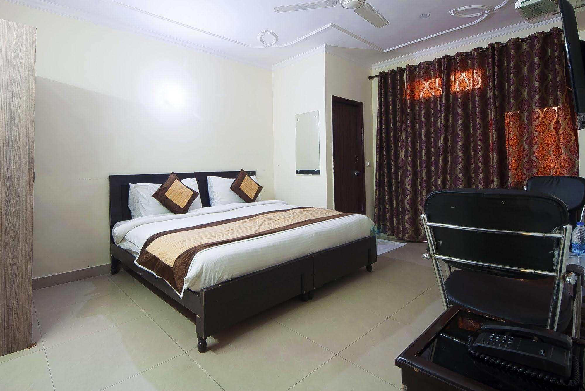 Charanpahari Hotel Нью-Дели Экстерьер фото
