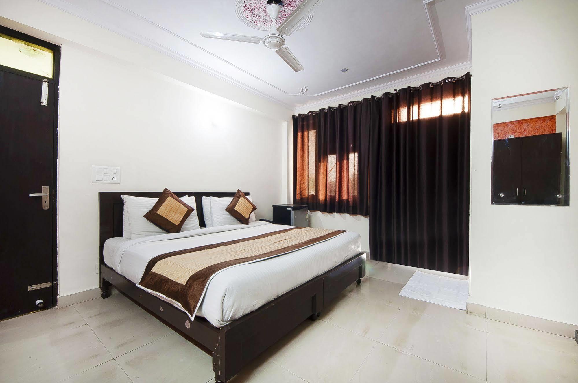 Charanpahari Hotel Нью-Дели Экстерьер фото