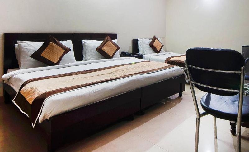 Charanpahari Hotel Нью-Дели Экстерьер фото