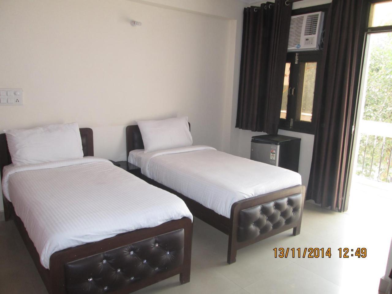Charanpahari Hotel Нью-Дели Экстерьер фото