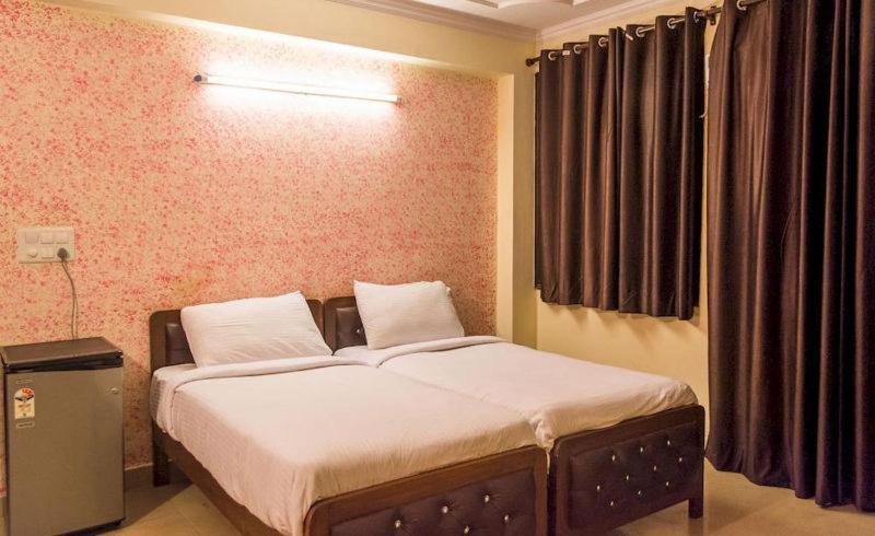Charanpahari Hotel Нью-Дели Экстерьер фото