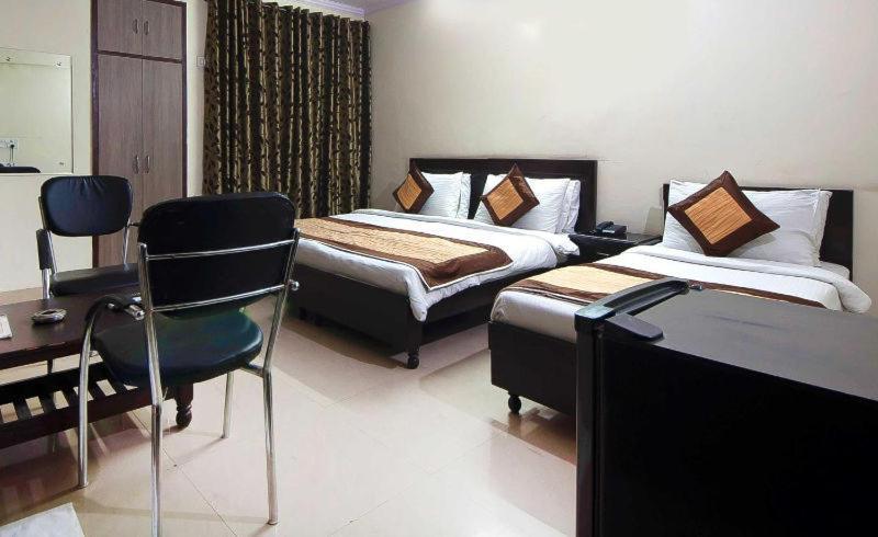 Charanpahari Hotel Нью-Дели Экстерьер фото