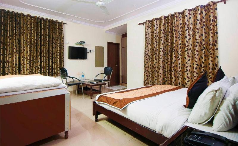 Charanpahari Hotel Нью-Дели Экстерьер фото